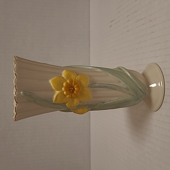 Lenox Daffodils in Bloom Bud Vase with Gold Trim - Picture 3 of 16